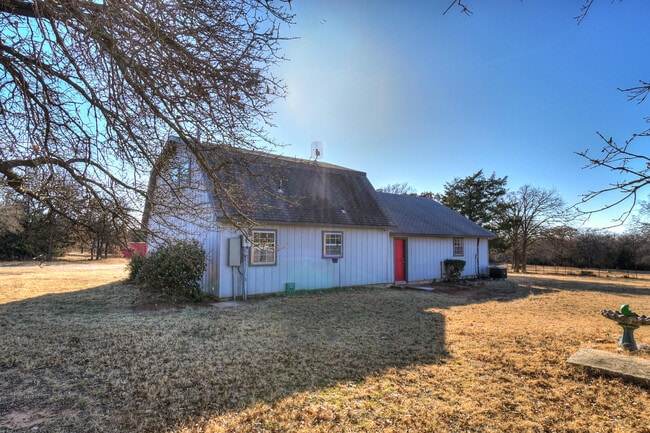 Building Photo - Beautiful 2 bed Ranch style home on 5 acres!