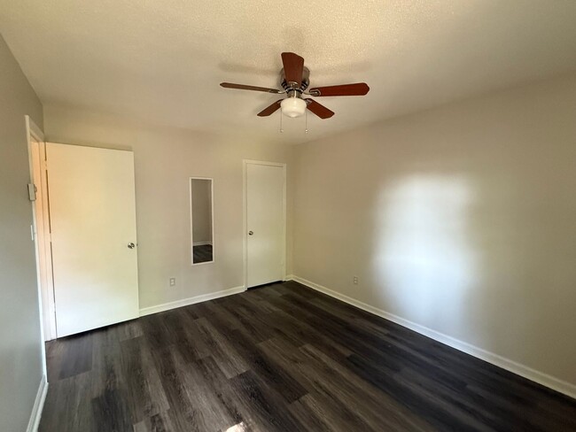 Building Photo - Two bedroom, 1 bath house in Burlington