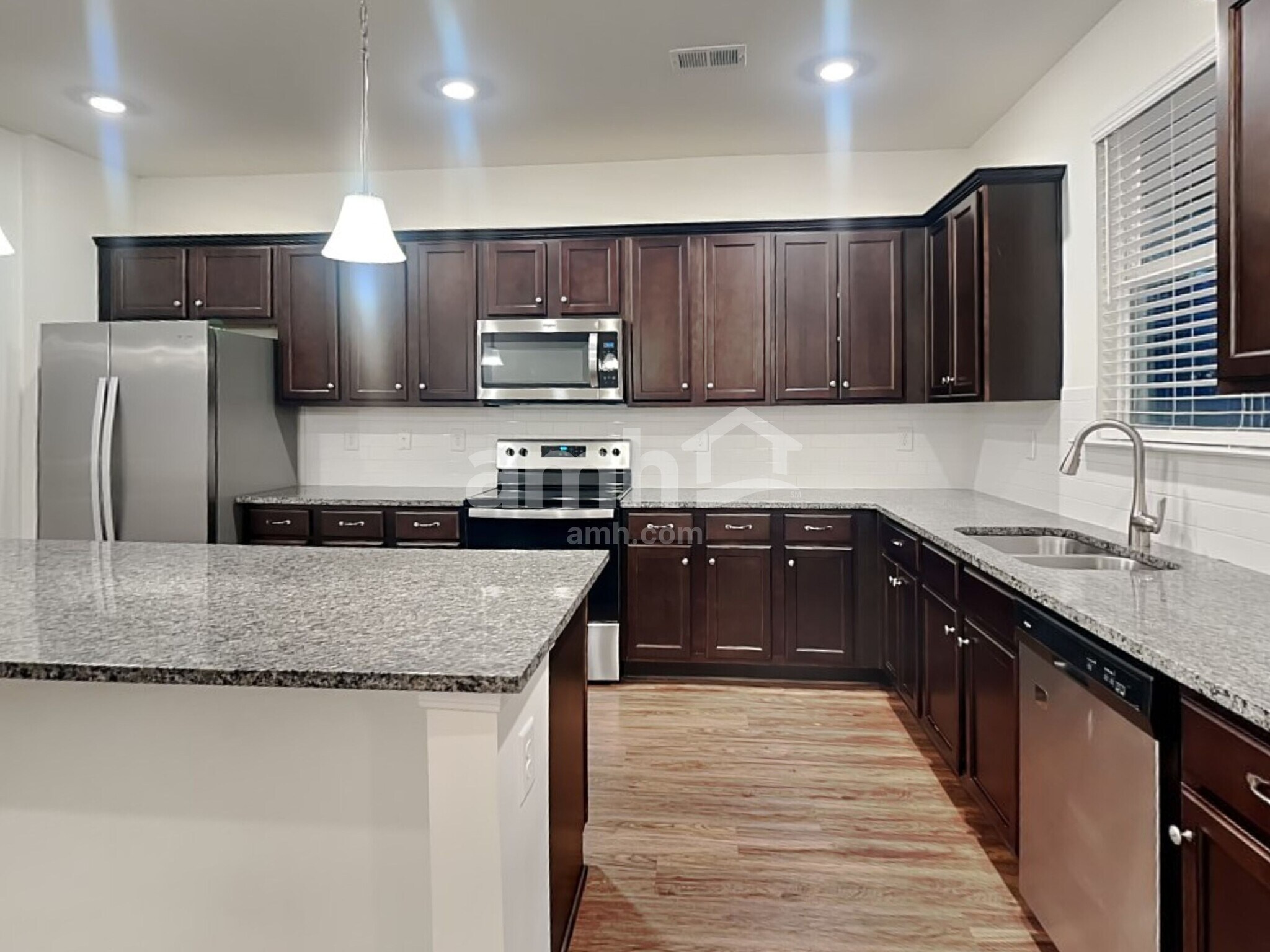 Building Photo - 425 Levon Ct