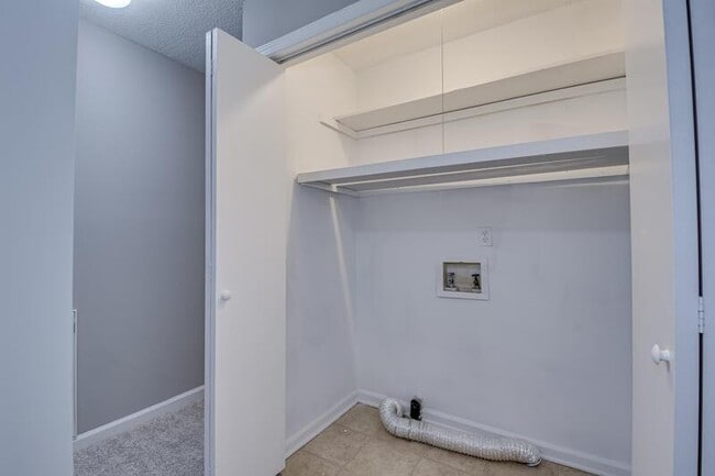 Building Photo - 2453 Riverlook Dr