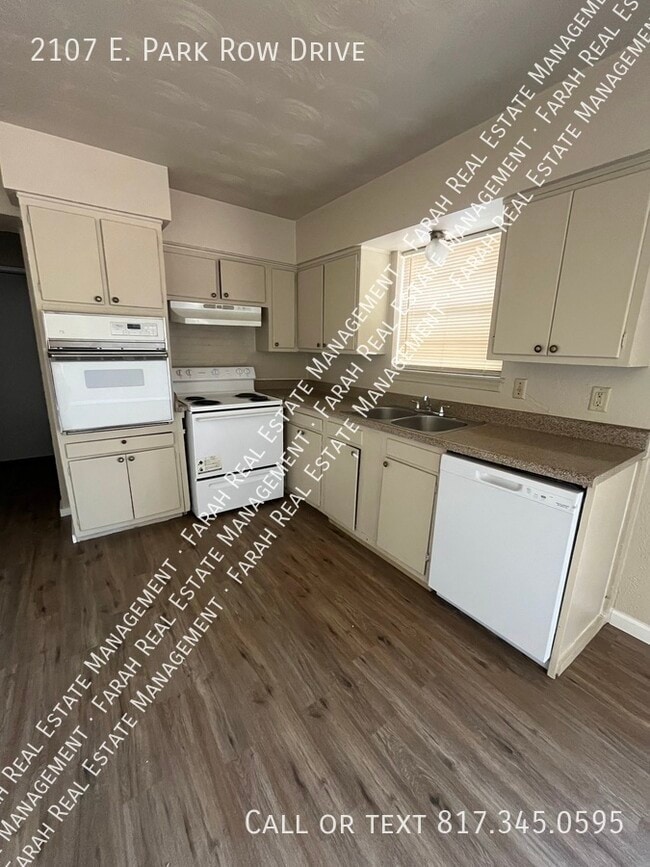 Building Photo - 2107 E Park Row Dr