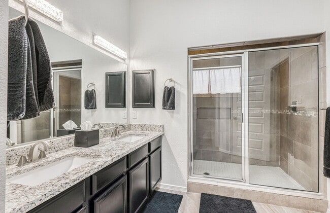 Building Photo - We have a beautiful home fully furnished with 3 bedroom-2 baths plus theater room (or a 4 bed room)