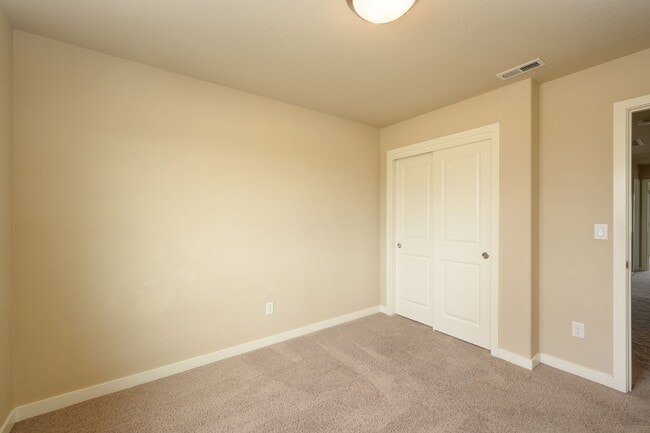 Building Photo - New listing!  Modern, A/C, Washer & Dryer included!