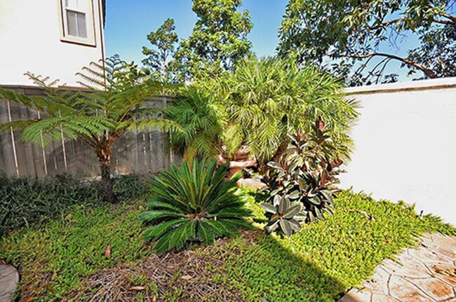 Building Photo - Spacious 5 Bedroom Family Home in Rancho del Oro!