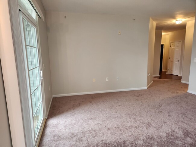 Building Photo - Bright Two Bedroom Condo