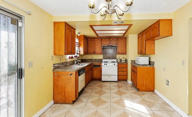Building Photo - 3 BEDROOM HESPERIA HOME