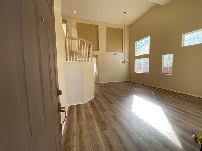 Building Photo - Beautiful Spacious 3BR/2.5BA Located in the Ivey Glenn Community!!