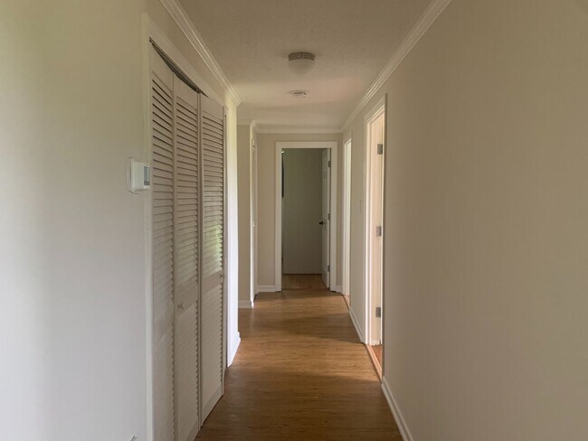 Building Photo - AVAILABLE NOW! 3 Bedrooms/1 1/2 Bath with ...