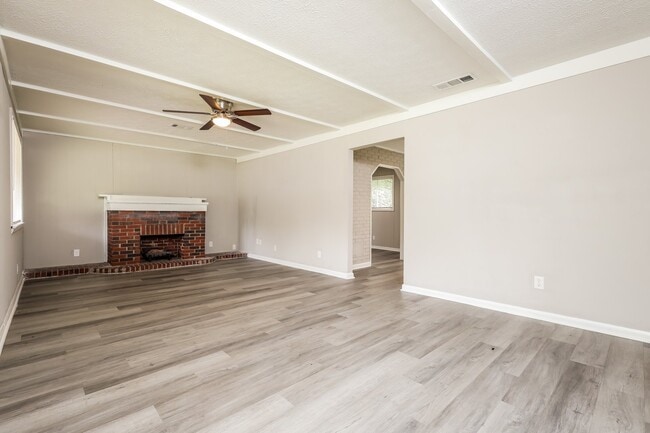 Building Photo - 904 Kirkland Dr