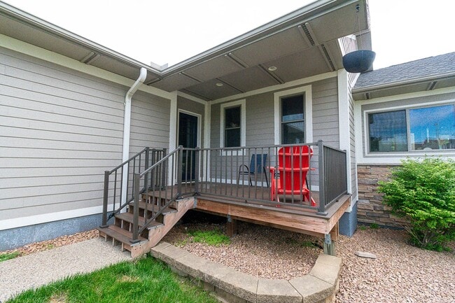 Building Photo - Updated Home with Pond Views in NW Rochester location!