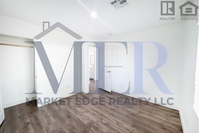 Building Photo - 5Bed/3Bath Home University/McClintock! $399 MOVE-IN SPECIAL! Ready for Immediate Move-In!