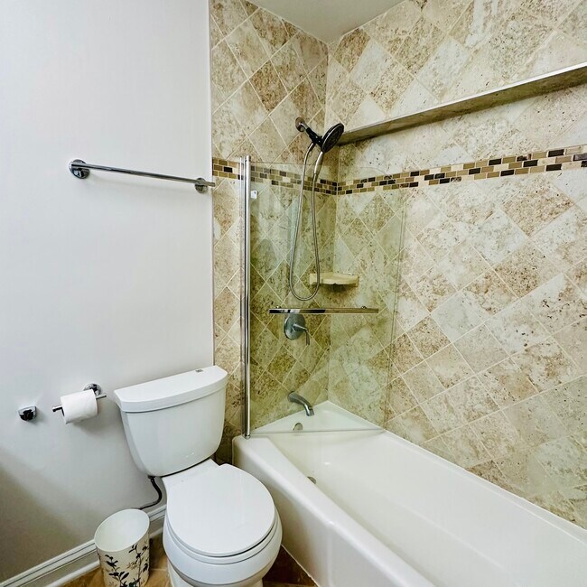 Building Photo - 5445 N Sheridan Rd