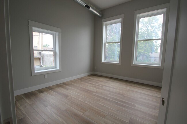 Building Photo - Beautifully remodeled 2 Bed + office apart...