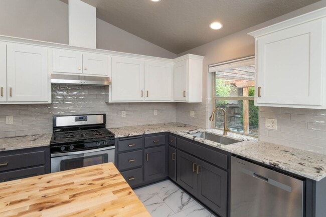 Building Photo - Refined Living in the Heart of Bend — Fully Remodeled Home for Lease