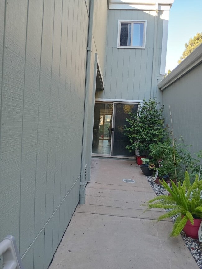 Building Photo - 7551 Maywood Dr