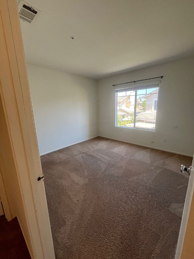 Building Photo - "Charming 3-Bed, 2.5-Bath Home in Oxnard –...