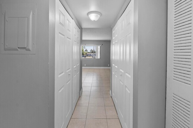 Building Photo - 818 Meadows Cir