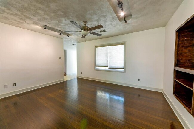 Building Photo - 2014 Woodvine Dr