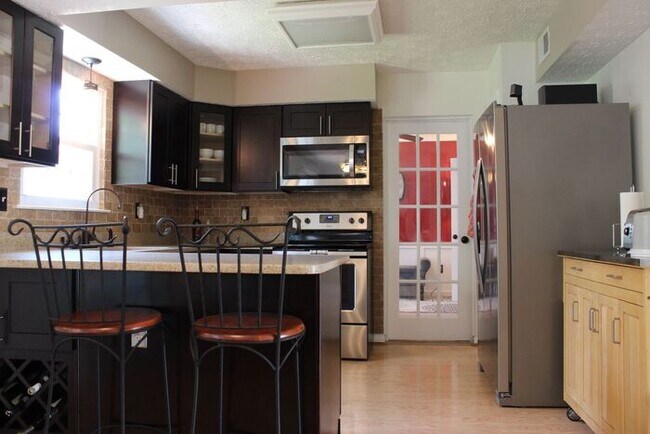 Building Photo - Charming 3-Bedroom, 2.5 Bath SFH with Fron...