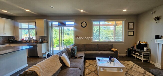 Building Photo - Newer Incredible home with all the amenities!