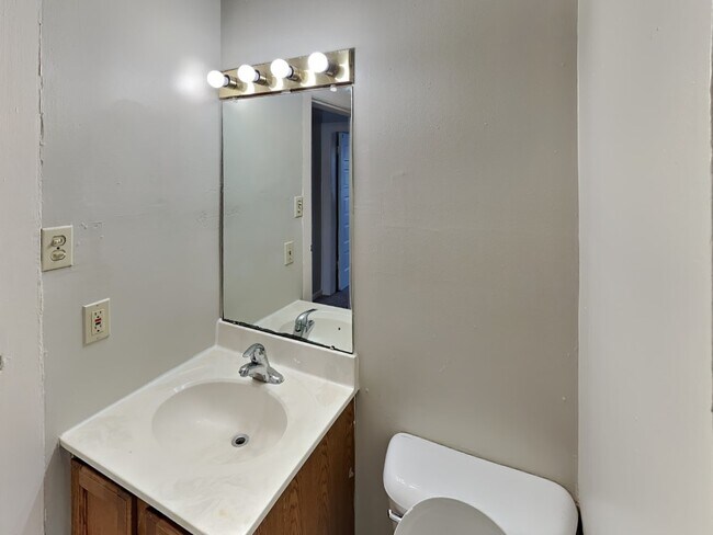 Building Photo - 127-141 E 11th Ave-141