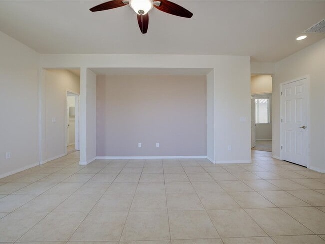 Building Photo - 3 Bedroom 2 Bathroom