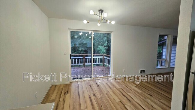 Building Photo - 6449 Lewis NE Dr