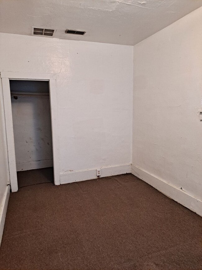 Building Photo - ALL PROSPECTIVE TENANTS MUST SUBMIT A $58 NON-REFUNDABLE APPLICATION FEE PER APPLICANT ONLINE AND...