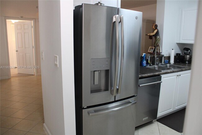 Building Photo - 519 E Sheridan St