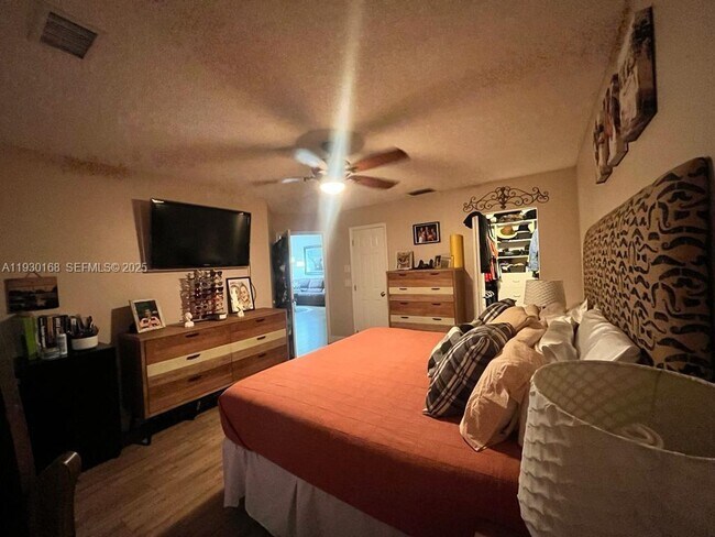 Building Photo - 930 SW 109th Ave