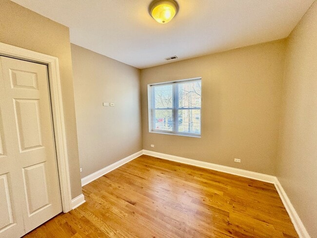 Building Photo - 3 Bedroom Apartment in Rogers Park