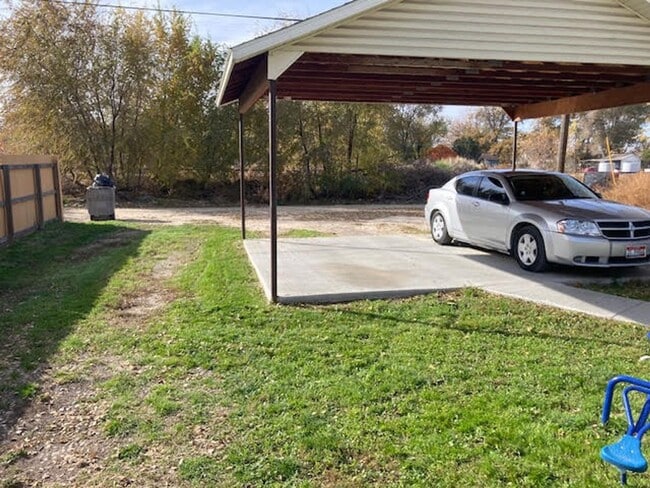 Building Photo - 3 bed 1 bath duplex