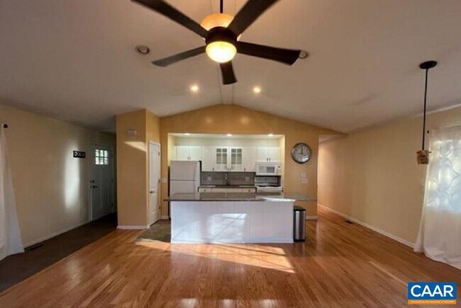 Building Photo - 2 Pineknoll Cir