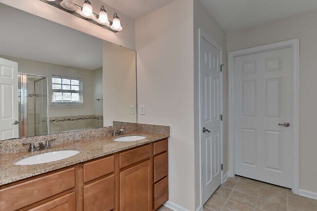 Building Photo - Beautiful 3,409 sqft 5-bedroom 3-bath Exec...