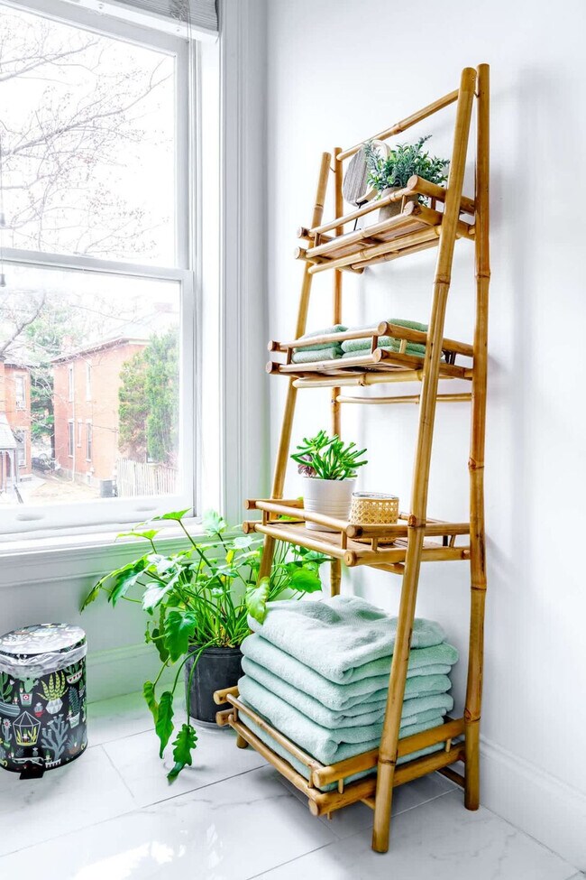 Building Photo - 96 Brickel St