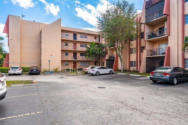 Building Photo - 13715 Kendale Lakes Cir