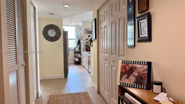 Building Photo - 1155 Brickell Bay Dr