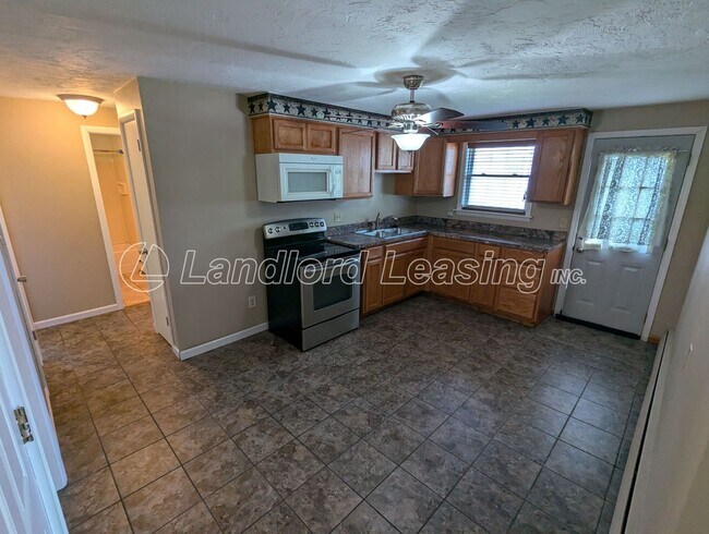 Building Photo - Beautifully Maintained Brick Duplex