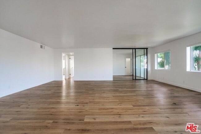 Building Photo - 435 N Oakhurst Dr