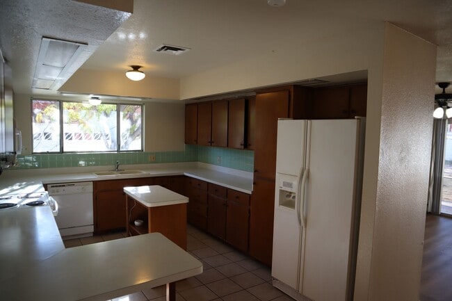 Building Photo - Livable, Lovable, & Avaiable!