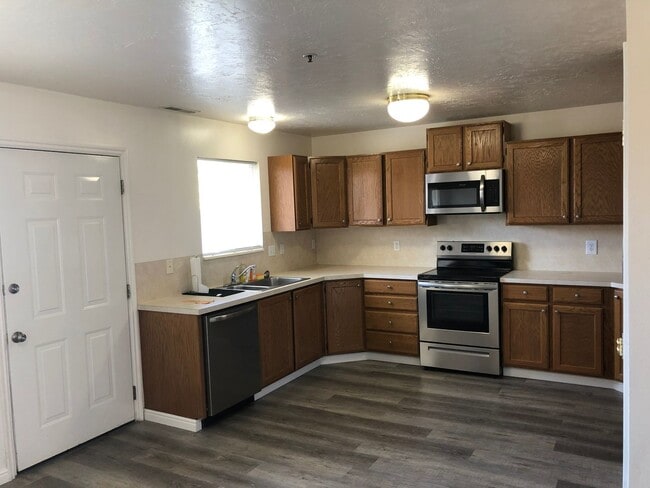 Building Photo - Cute Provo 3 bed 2.5 bath Townhome