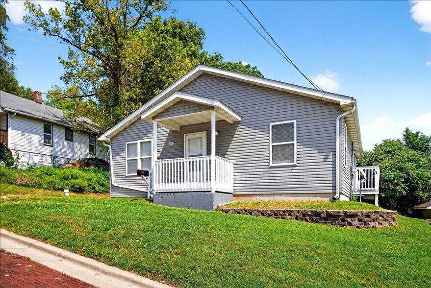 Primary Photo - 221 Allen St