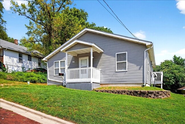 Building Photo - 221 Allen St