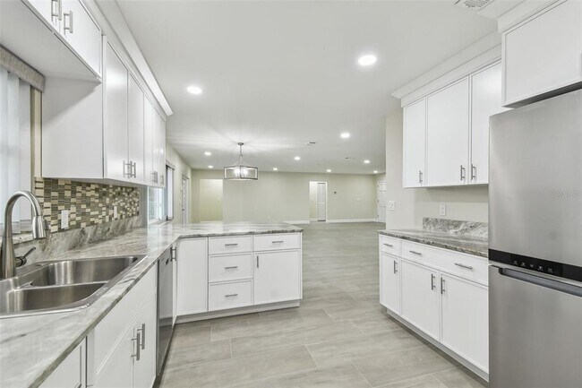 Building Photo - 3938 Versailles Dr