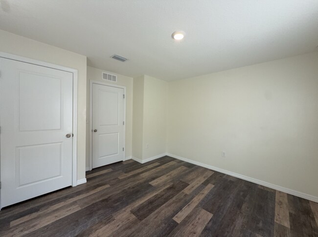 Building Photo - 822 18th Ave SE