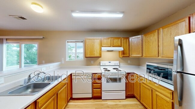 Building Photo - 4960 Universal Heights