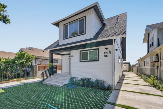 Building Photo - 678 E 45th St