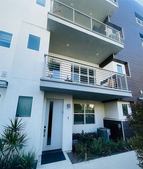 Building Photo - 2065 Bravo Loop