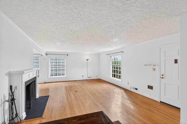 Building Photo - Vintage 3-bdrm/1-bdrm Alameda charmer—Many updates, large yard w/deck & raised beds