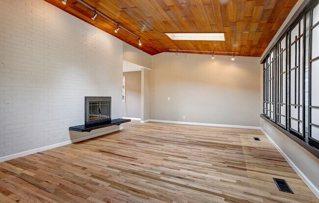 Building Photo - 5bd/2.75ba Shoreline House